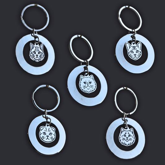 Llavero Plateado Circular + Dije GATO