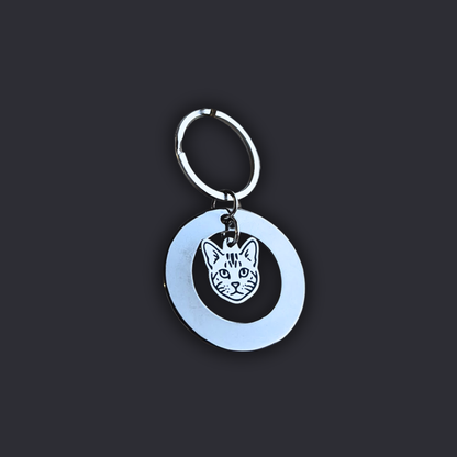Llavero Plateado Circular + Dije GATO