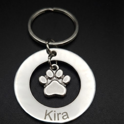 Llavero Plateado Circular + Dije HUELLA